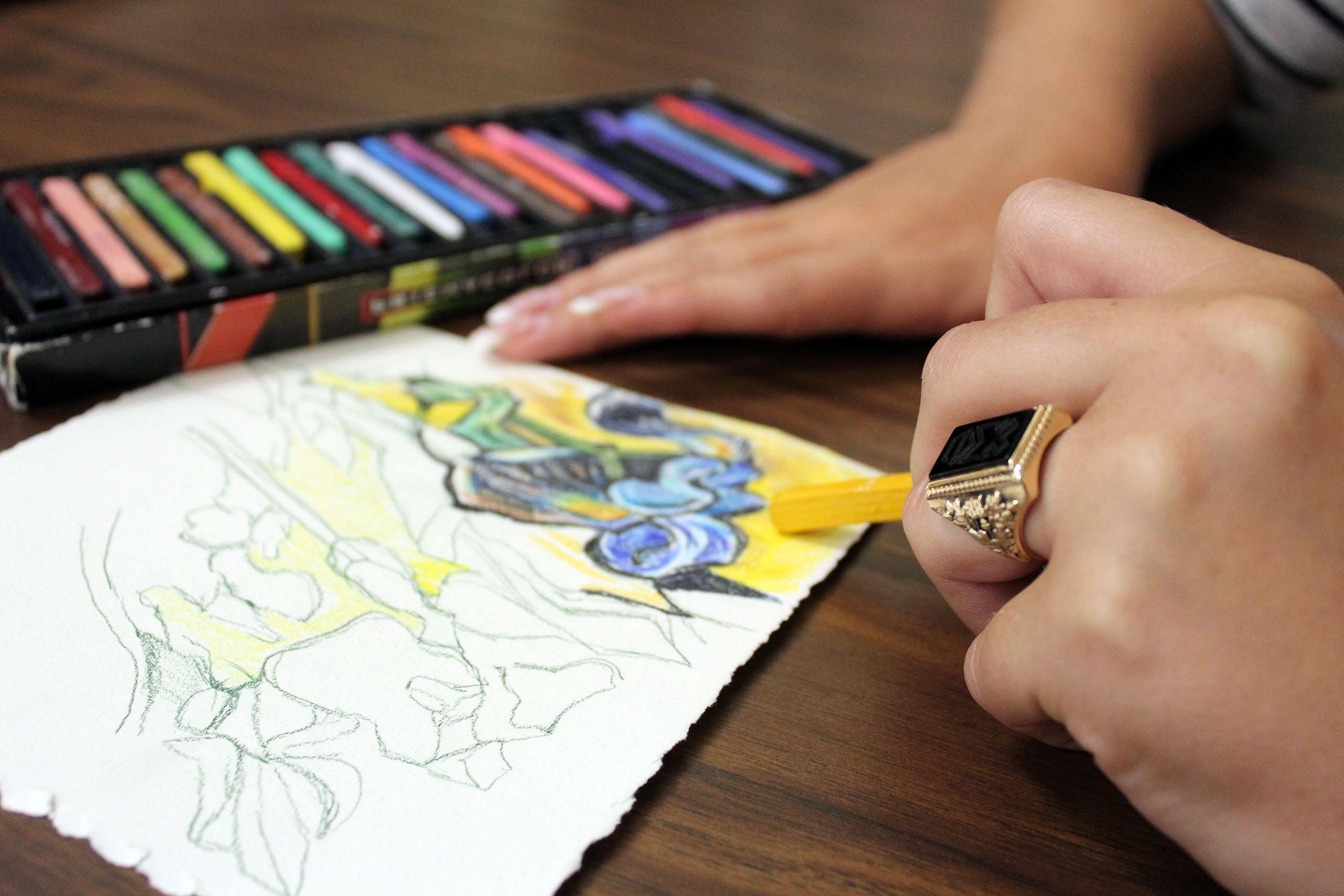 艺术 therapy student coloring with pastels